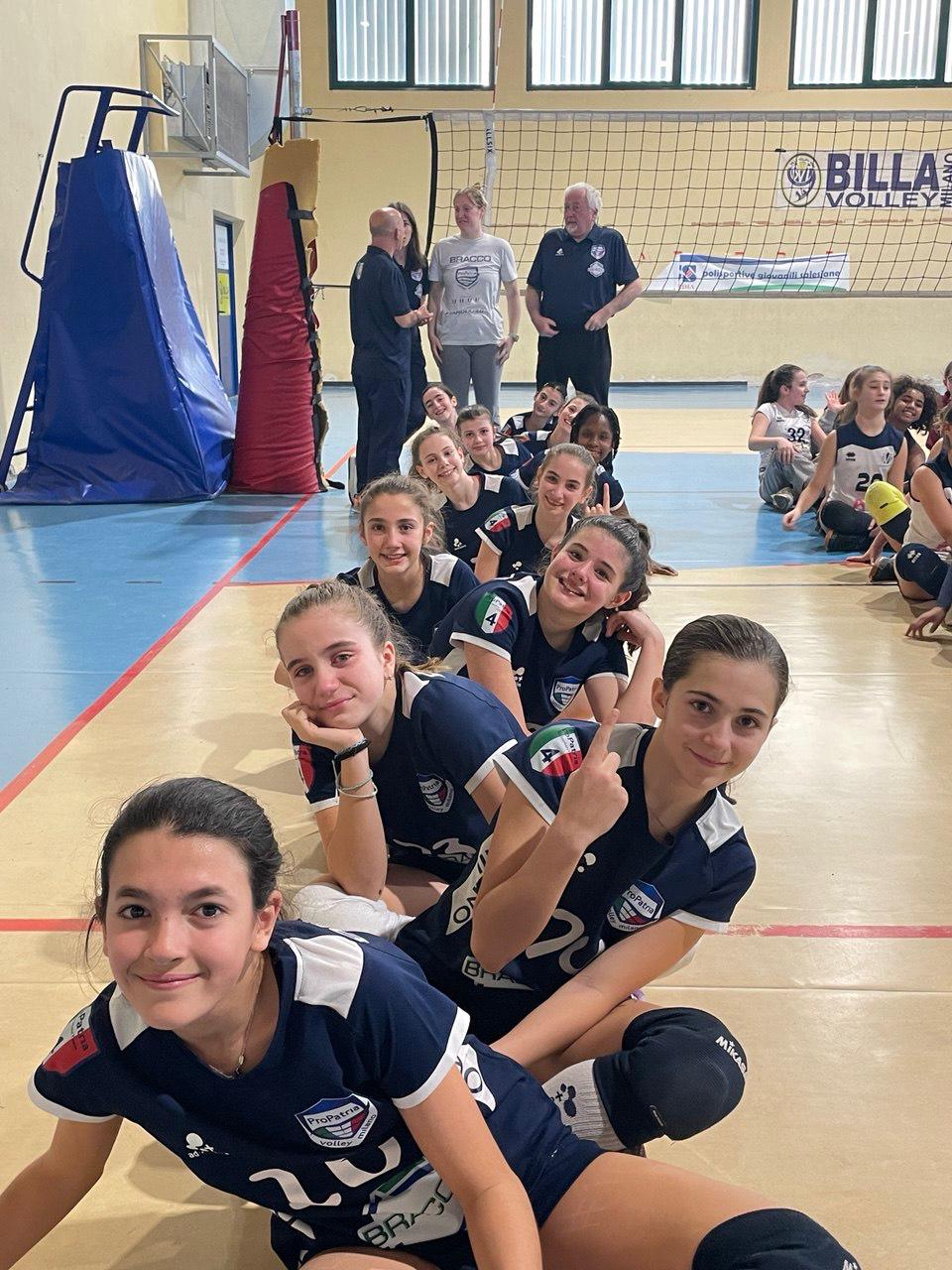 pro patria milano volley: 60 anni ragazze che giocano a pallavolo in posa per una foto